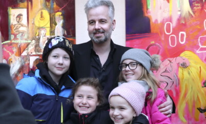 PÅ UTSTILLING: Ari hadde med barna Maud Angelica, Leah Isadora og Emma Tallulah, samt en venninne av barna på åpningen av sin utstilling på Galleri Oddvar Olsen i Drammen i vår. Foto: NTB Scanpix. PÅ UTSTILLING: Ari hadde med barna Maud Angelica, Leah Isadora og Emma Tallulah, samt en venninne av barna på åpningen av sin utstilling på Galleri Oddvar Olsen i Drammen i vår. Foto: NTB Scanpix.